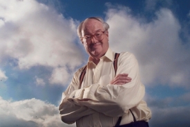 John Mortimer na fotografii z roku 1996, Kalifornie.
