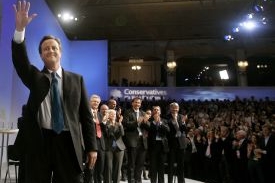 David Cameron mává spolustraníkům
