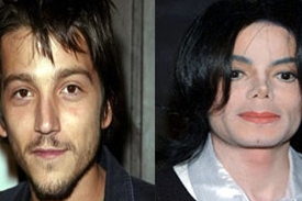 Diego Luna hraje Micaela Jacksona. Maskéři mají co dělat...