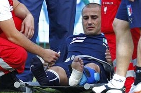 Fabio Cannavaro v péči lékařů.