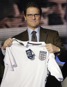 Fabio Capello s dresem anglick&eacute; reprezentace.