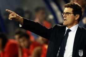 Trenér Anglie Fabio Capello koučuje svůj tým proti Chorvatům.