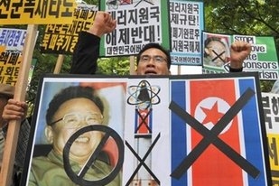 Jihokorejští aktivisté demonstrují proti KLDR a Kimovi.