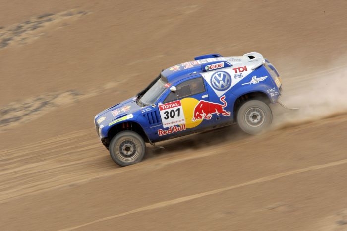 Carlos Sainz s volkswagenem udržel na Dakaru vedení i po 9. etapě. Carlos Sainz s volkswagenem udržel na Dakaru vedení i po 9. etapě.