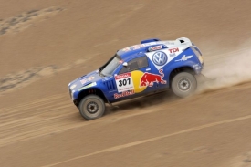 Carlos Sainz s volkswagenem udržel na Dakaru veden&iacute; i po 9. etapě.