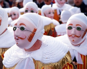 Tradičn&iacute; karneval v Binche.