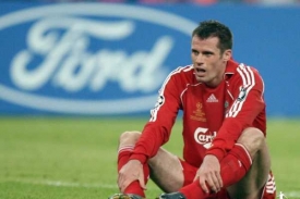 Obr&aacute;nce Jamie Carragher dal v kari&eacute;ře už &scaron;est g&oacute;lů do nespr&aacute;vn&eacute; s&iacute;tě.
