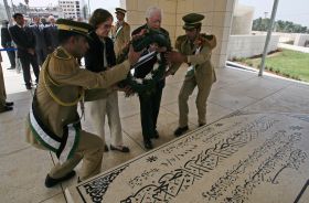 Carter u hrobu palestinského vůdce Arafata.