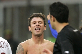 Antonio Cassano v diskuzi s rozhodčím.