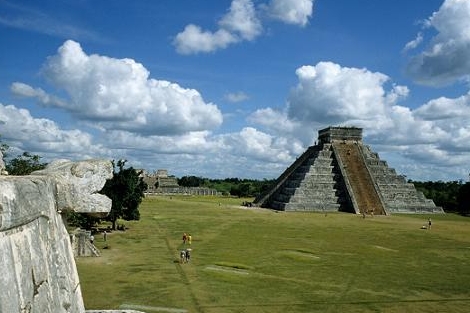 Castillo v Chichen Itzá. 