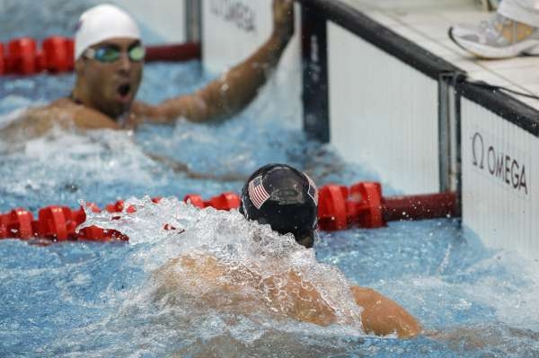 Milorad Čavič (vlevo) a Michael Phelps v cíli. Kdo byl první?