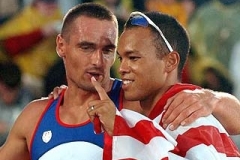 Roman Šebrle (vlevo) a jeho vyzyvatel Brian Clay