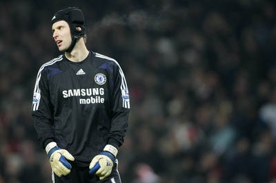 Smutný gólman Petr Čech. Kvůli jeho hrubce Chelsea podlehla Arsenalu.