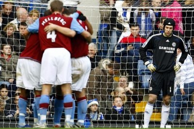 Petr Čech sleduje radost fotbalistů Aston Villy.