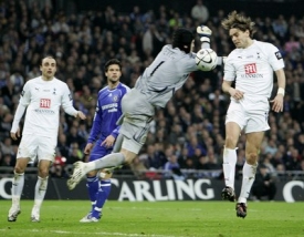 Kl&iacute;čov&yacute; moment fin&aacute;le. Čech vyr&aacute;ž&iacute; m&iacute;č na hlavu Woodgatea.