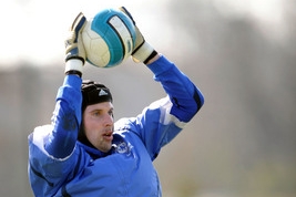 Petr Čech po zranění znovu trénuje.