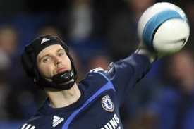 Petr Čech v ochranné přilbě. Petr Čech v ochranné přilbě.