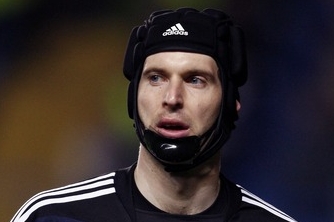 Petr Čech v přilbě a se speciálním chráničem. Petr Čech v přilbě a se speciálním chráničem.