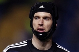 Petr Čech v přilbě a se speci&aacute;ln&iacute;m chr&aacute;ničem.