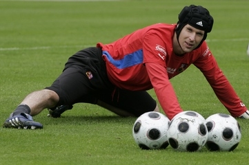 Petr Čech při tréninku. Petr Čech při tréninku.