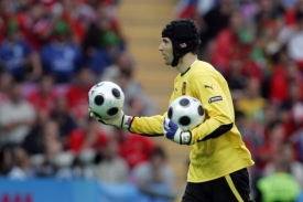 Petr Čech v utk&aacute;n&iacute; s Portugalskem.