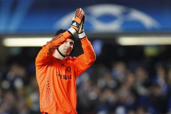 Petr Čech tleskal hlavně nepropustné obraně Chelsea.