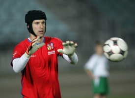 Gólman Petr Čech ví, jaké to je chytat s ochrannou přilbou.