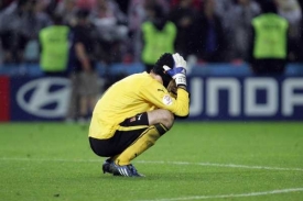 Smutný Petr Čech po vyřazení z evropského šampionátu.