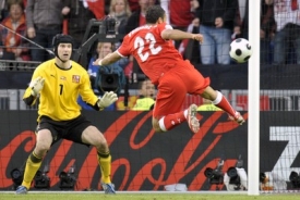 Petr Čech v duelu se Švýcarskem.
