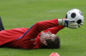 Petr Čech na tréninku před duelem s Portugalskem.
