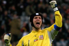 Petr Čech slaví postup na EURO.