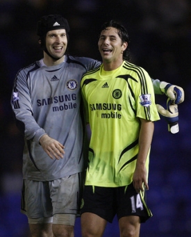 Petr Čech (vlevo) se spoluhráčem Pizzarem po výhře nad Evertonem.