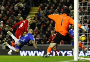 Gólman Petr Čech inkasuje první ze dvou gólů v duelu s Liverpoolem.