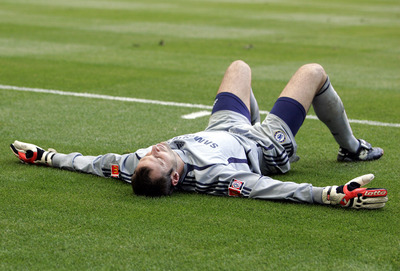Petr Čech. Jak často bude v sezoně takhle na lopatkách?