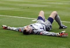 Petr Čech. Jak často bude v sezoně takhle na lopatkách?