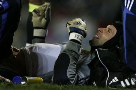 Zraněn&yacute; Petr Čech je o&scaron;etřov&aacute;n v utk&aacute;n&iacute; s Blackburnem.