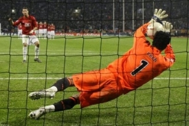 Petr Čech chytá Ronaldovi penaltu ve finále Ligy mistrů.