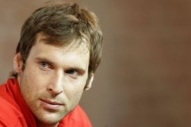 Petr Čech na tiskov&eacute; konferenci v Seefeldu.