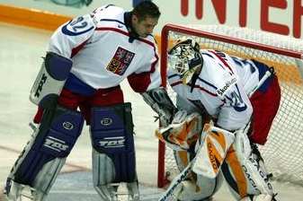 Brankář Roman Čechmánek (vlevo) 