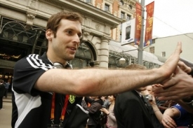 Petr Čech se zdraví s fanoušky před hotelem v Moskvě.