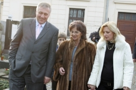 Premiér Mirek Topolánek, Jana Rašínová a historička Jana Čechurová.