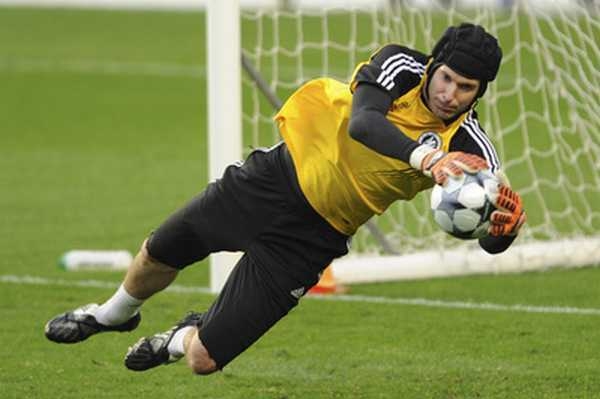 Petr Čech by se měl vrátit do brány.