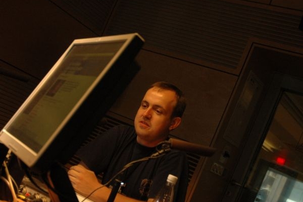 Dramaturg filmovky David Čeněk ostře kritizuje bývalé vedení školy.