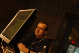 Dramaturg filmovky David Čeněk ostře kritizuje bývalé vedení školy.
