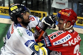 Leoš Čermák v semifinále s pražskou Slávií. Leoš Čermák v semifinále s pražskou Slávií.