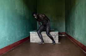 Pacient psychiatrické léčebny v oblasti Velkých jezer v Kongu.