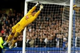Radek Černý inkasuje první gól v duelu s Chelsea.
