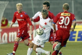 Jaroslav Čern&yacute; ze Slavie (uprostřed) obklopen&yacute; hr&aacute;či 1. FC Brno.