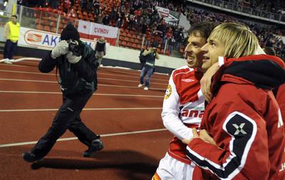 Jaroslava Černého radostí objímá spoluhráč ze Slavie Goce Toleski.