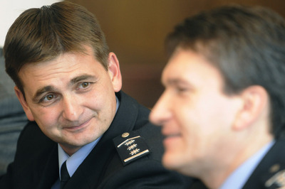Martinů kryje Červíčkovi záda. 